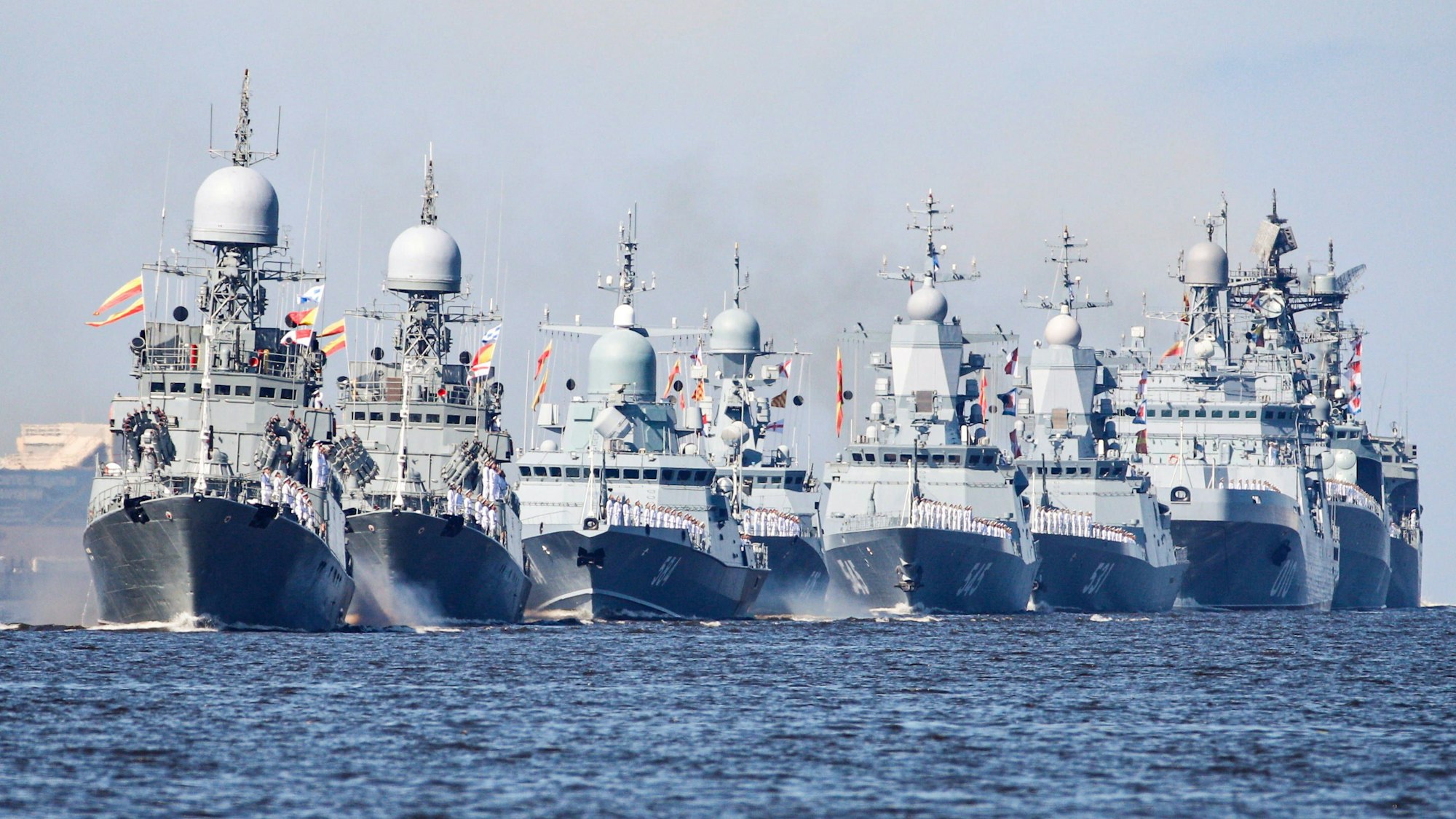 Eine Korvette der Karakurt-Klasse (3. Schiff von vorne) nimmt an einer Marine-Parade teil. Ein baugleiches Schiff wurde laut Kiew bei einem ukrainischen Angriff zerstört.