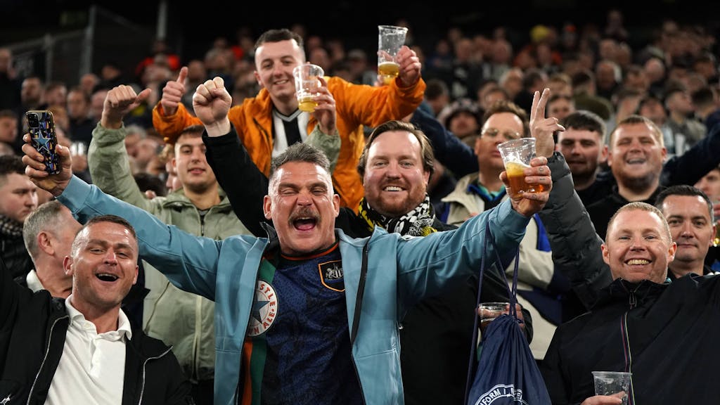Fans von Newcastle United feiern vor dem Spiel im Gästeblock.