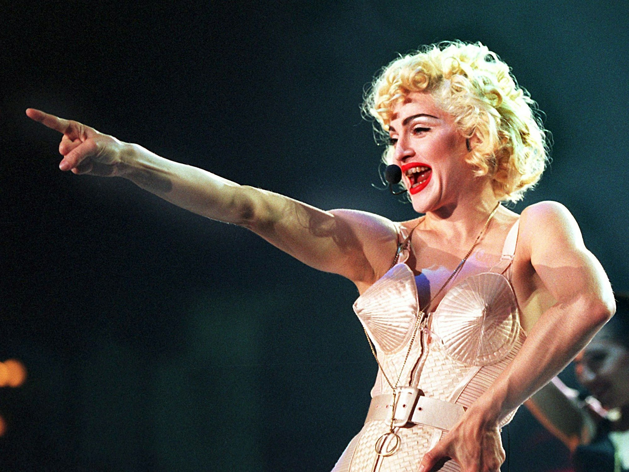 Die US-Sängerin Madonna steht im Bustier des Designers Jean Paul Gaultier im Rahmen ihrer „Blond Ambition World Tour“ auf der Bühne (1990).