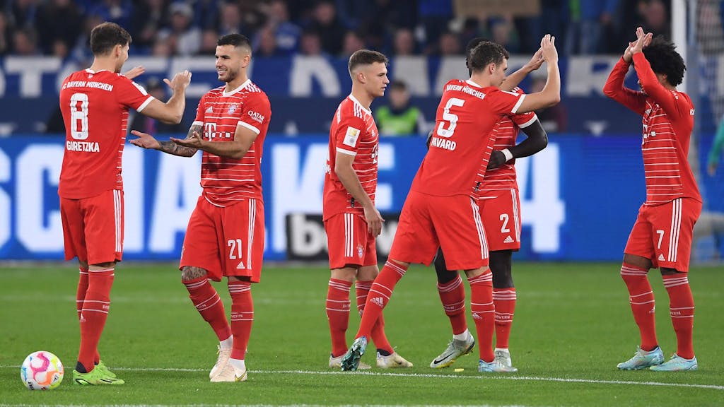 Die Bayern-Stars feiern ein Tor beim Spiel gegen Schalke 04.