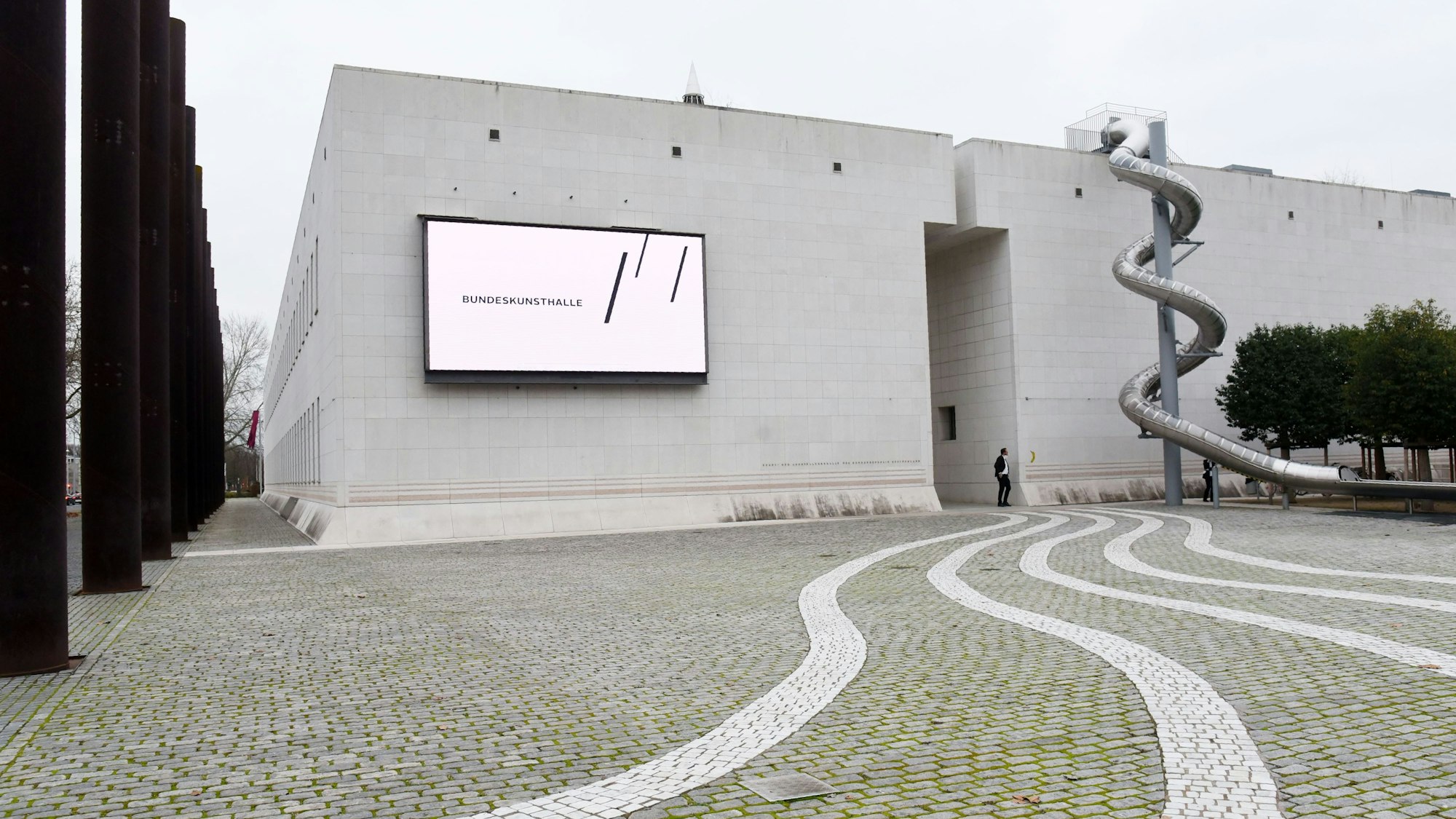 Die Bundeskunsthalle auf der Museumsmeile in Bonn von außen.