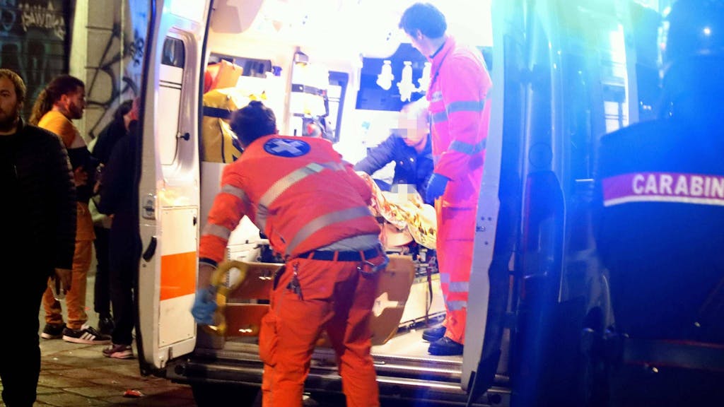 Sanitäter schieben in Mailand eine Person auf einer Trage in einen Krankenwagen.