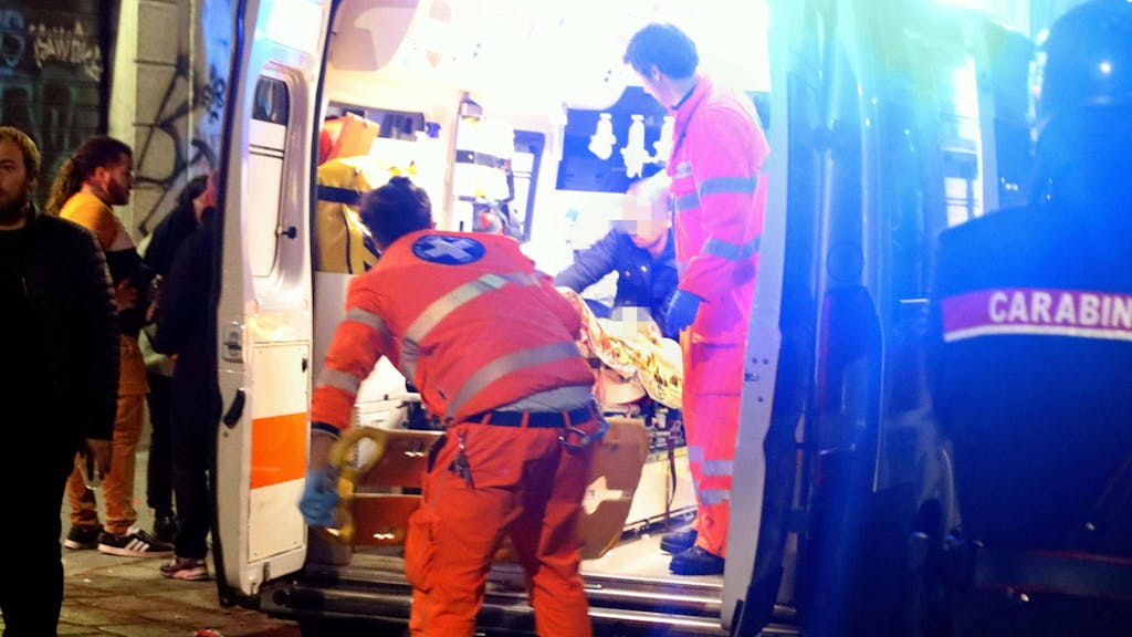 Sanitäter schieben in Mailand eine Person auf einer Trage in einen Krankenwagen.