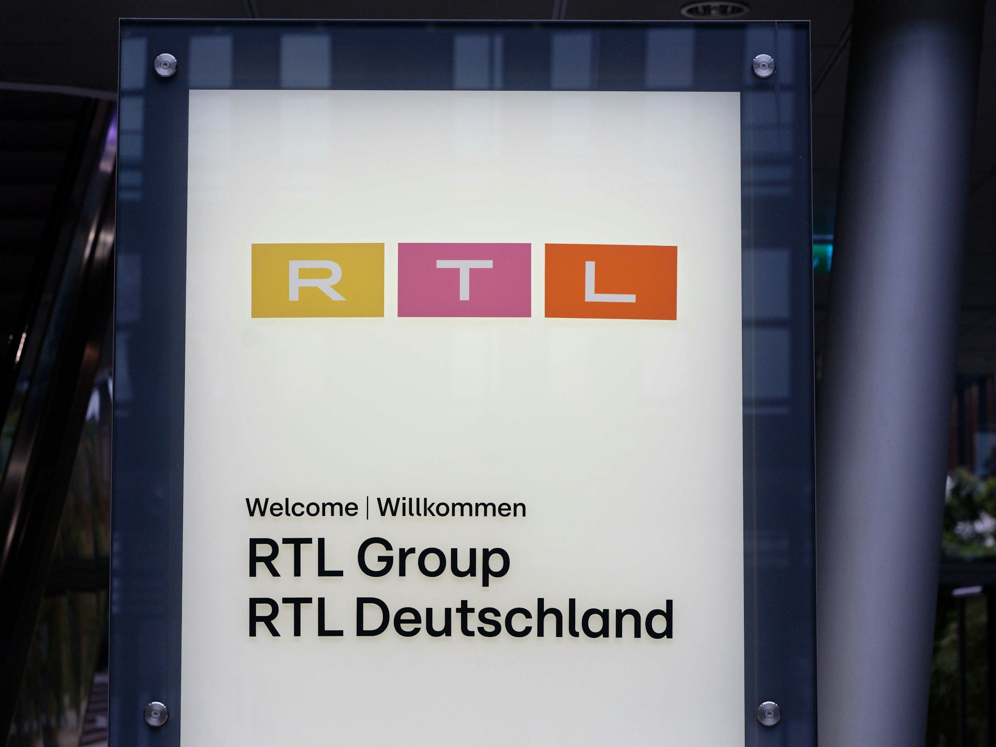 Ein Schild am Eingang des RTL-Gebäudes weist auf die Firmen RTL Group und RTL Deutschland hin.