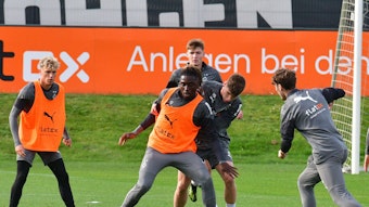Manu Koné und Lukas Ullrich bestreiten einen Zweikampf im Borussia-Training.