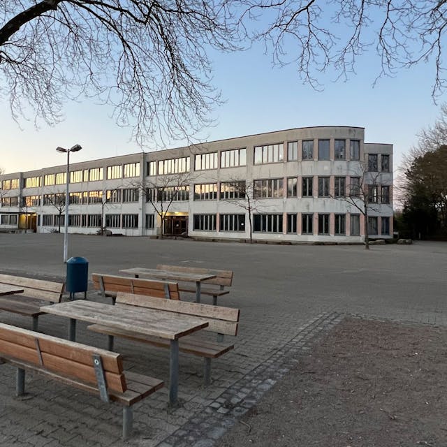 Schulzentrum und Schulhof