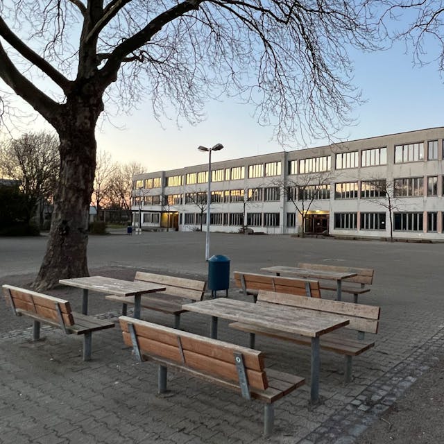 Schulzentrum und Schulhof