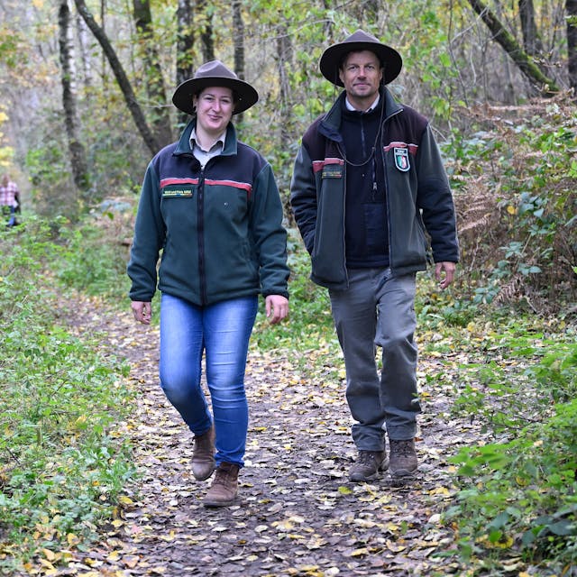 Die neuen Ranger: Frederike Stark und Robin Schulte laufen im Wald.&nbsp;