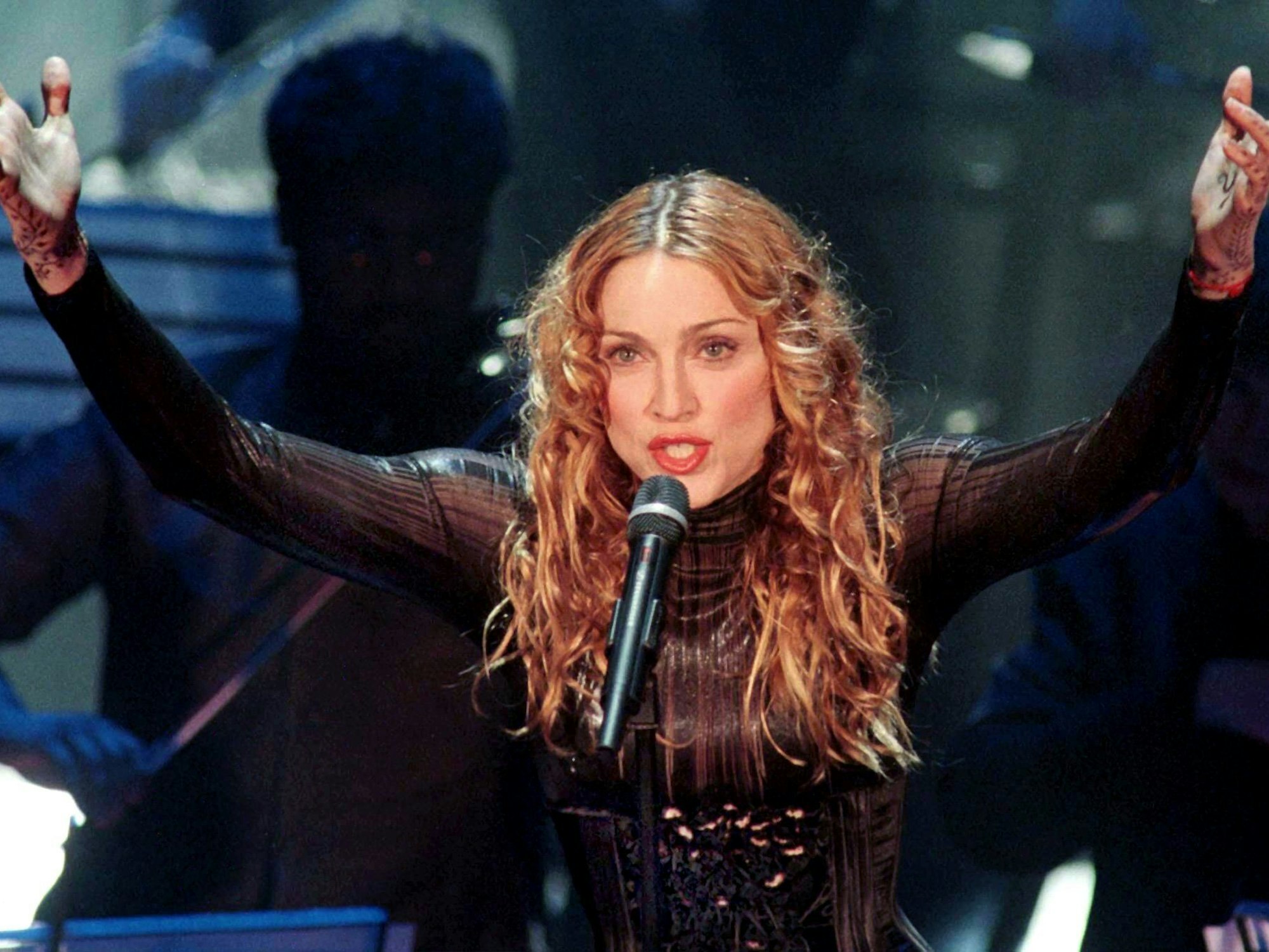 Pop-Star Madonna performt ihren Song „Frozen“ beim Schlagerfestival von San Remo (1998).