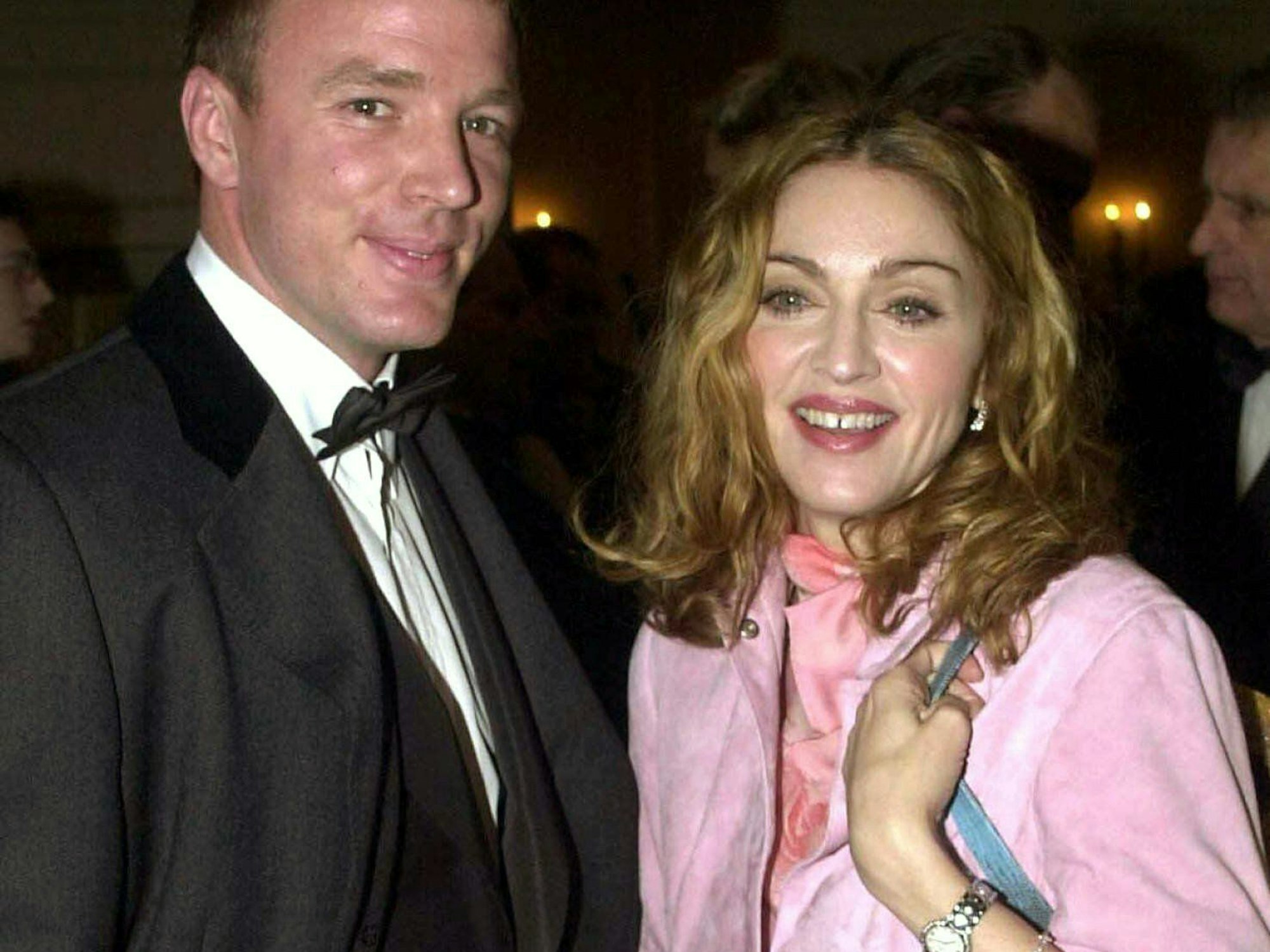 Madonna posiert mit ihrem Ex-Mann Guy Ritchie für die Kameras (2000).