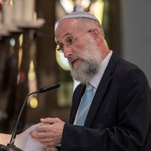 Der Gemeinde-Rabbiner Yechiel Brukner im Porträt.