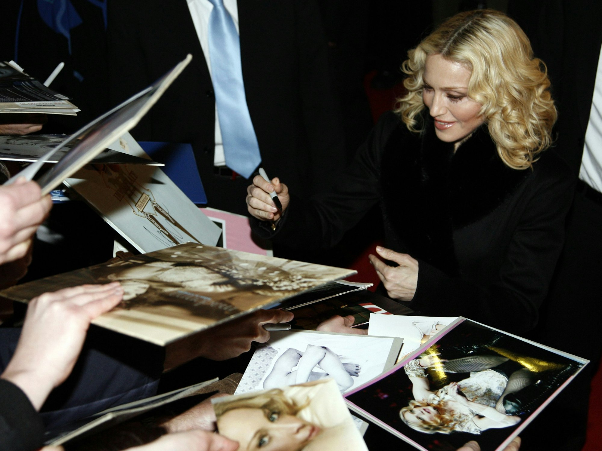 Pop-Star Madonna verteilt im Februar 2008 in Berlin auf der Berlinale bei ihrer Ankunft zur Premiere ihres Films „Filth and Wisdom“ im Zoo Palast Autogramme.