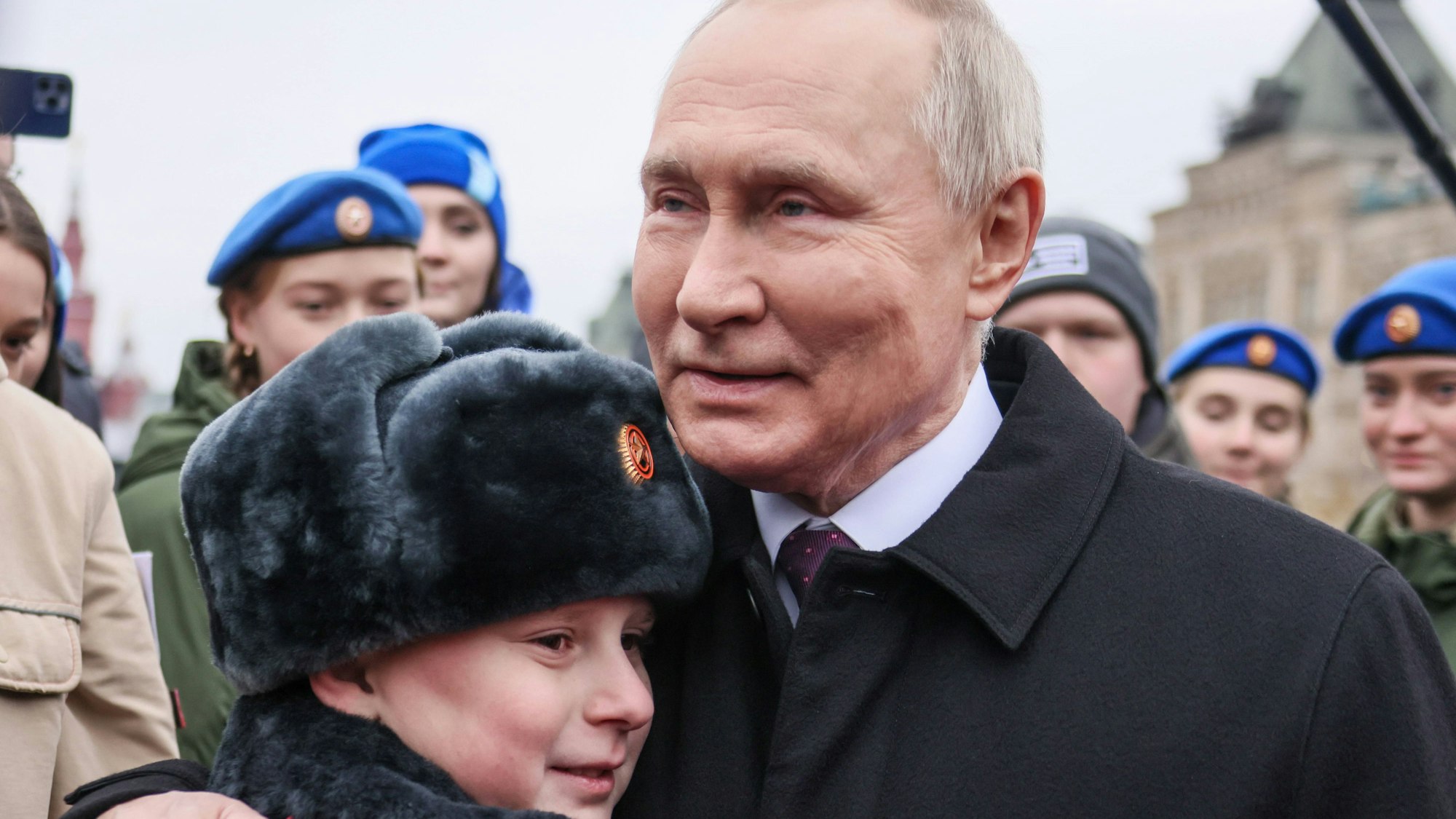 Wladimir Putin umarmt einen russischen Jungen, der ihm zuvor gesagt hatte, er wolle wie sein Vater sein. Laut Angaben des Jungen starb sein Vater beim Krieg gegen die Ukraine. Experten waren immer wieder vor einer Indoktrinierung der russischen Jugend.