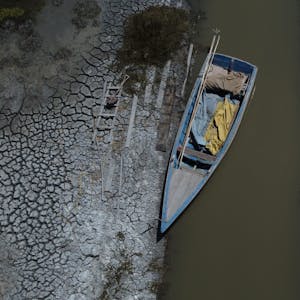 Bolivien: Ein Boot steht an einem fast ausgetrockneten Ufer des Titicacasees. Aufgrund niedriger Niederschläge und großer Hitze ist der Pegel unter seinen historischen Tiefstand gesunken.