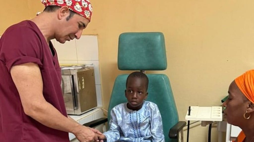Schönheitschirurg Dr. med. Afschin Fatemi behandelt in Senegal ein Kind.