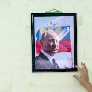 Dürfte in Russland noch eine Weile an der Wand hängen: Ein Porträt von Kremlchef Wladimir Putin, der laut Quellen im Kreml-Umfeld weiterregieren möchte.(Archivbild)
