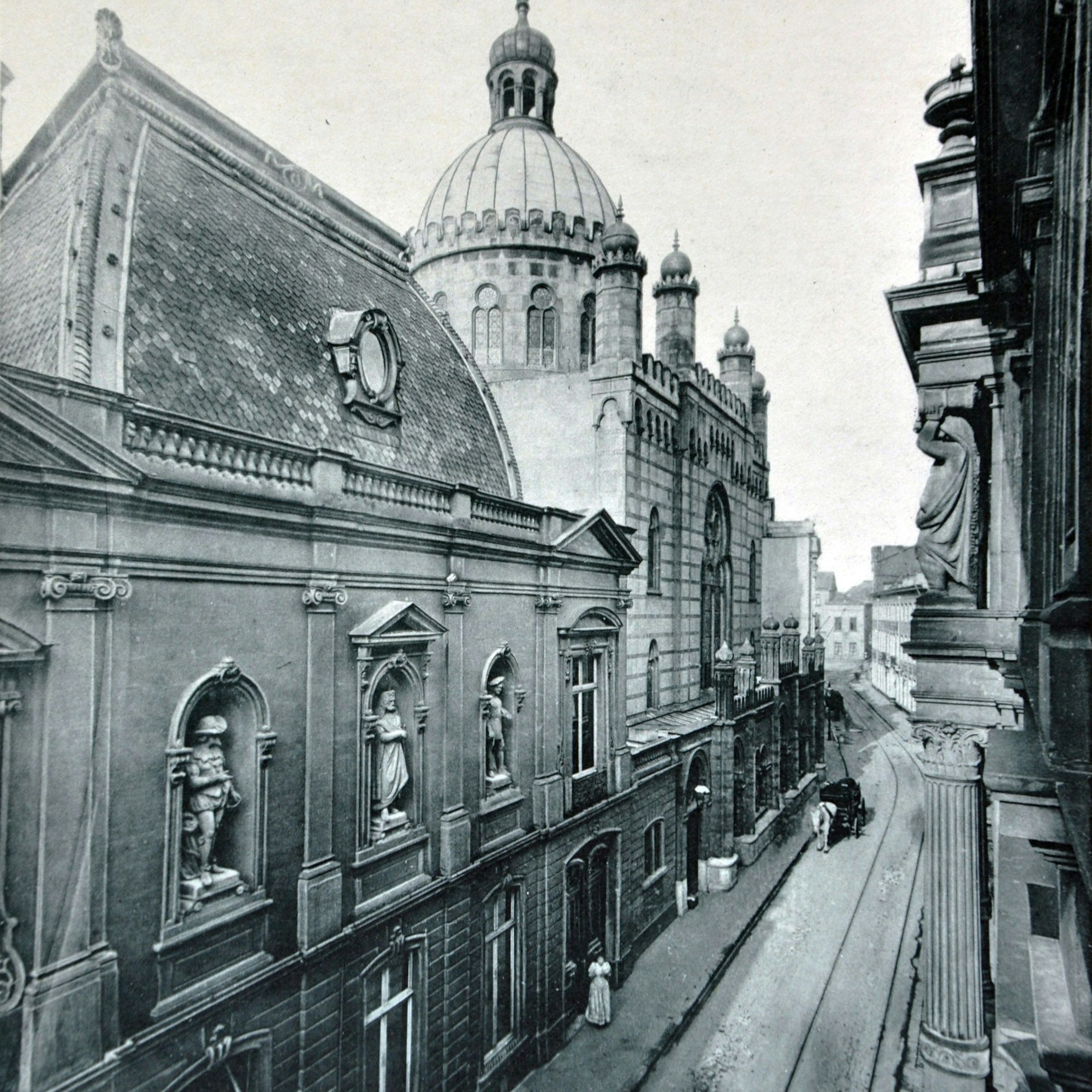 Eine Schwarz-weiß-Aufnahme zeigt den Blick in die Glockengasse mit der Synagoge.