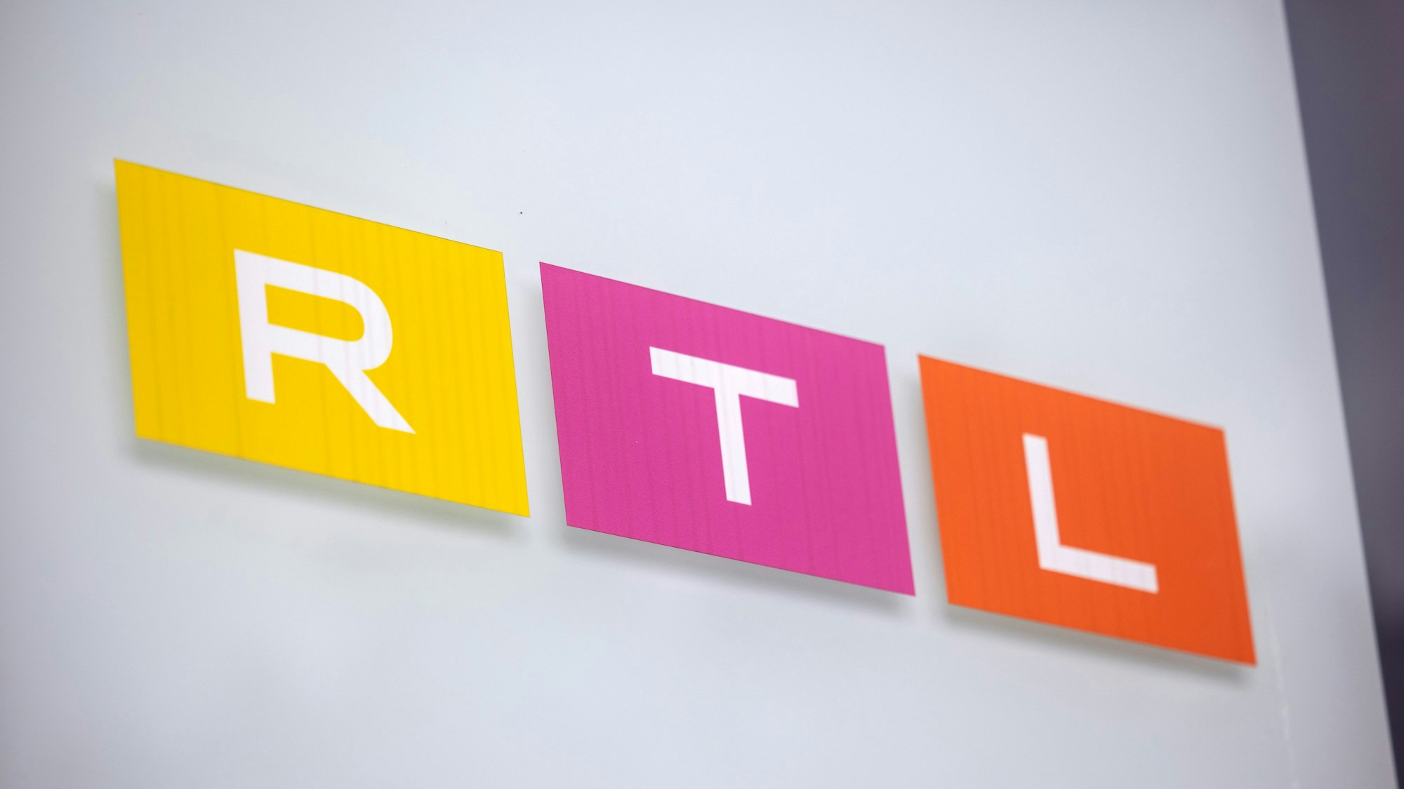 Das Logo des Fernsehsenders RTL ist auf einem Hinweisschild vor dem Gebäude des Sendezentrums in Köln zu sehen.