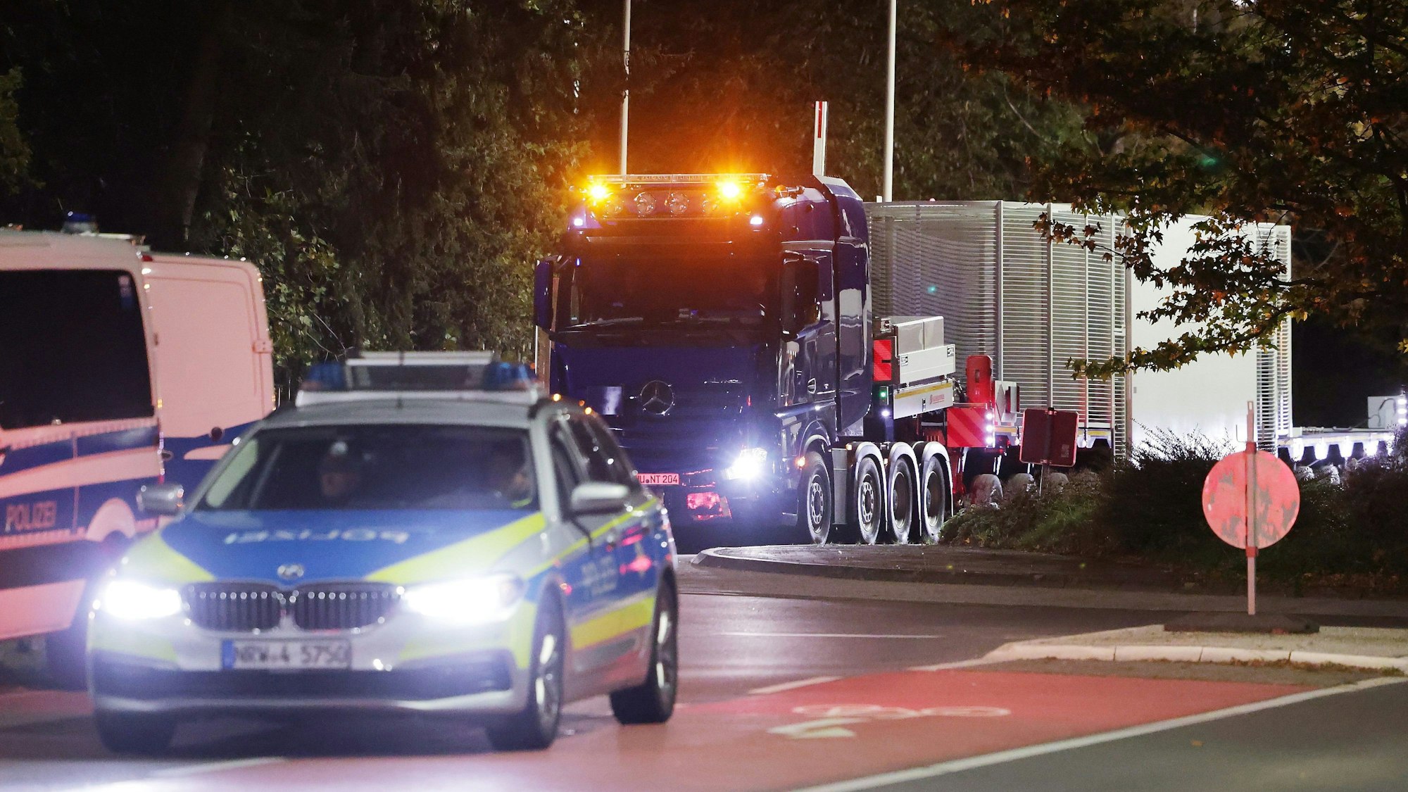 Jülich: Polizeifahrzeuge begleiten einen Castor-Transporter von Jülich zum Endlager in Ahaus.
