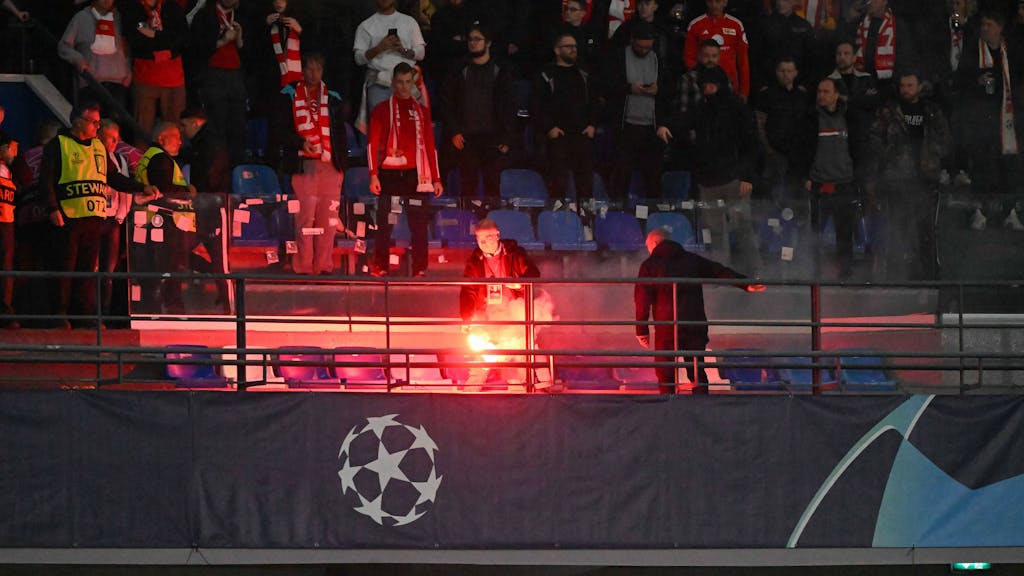 Fans von Union Berlin mit Pyrotechnik in der Hand.