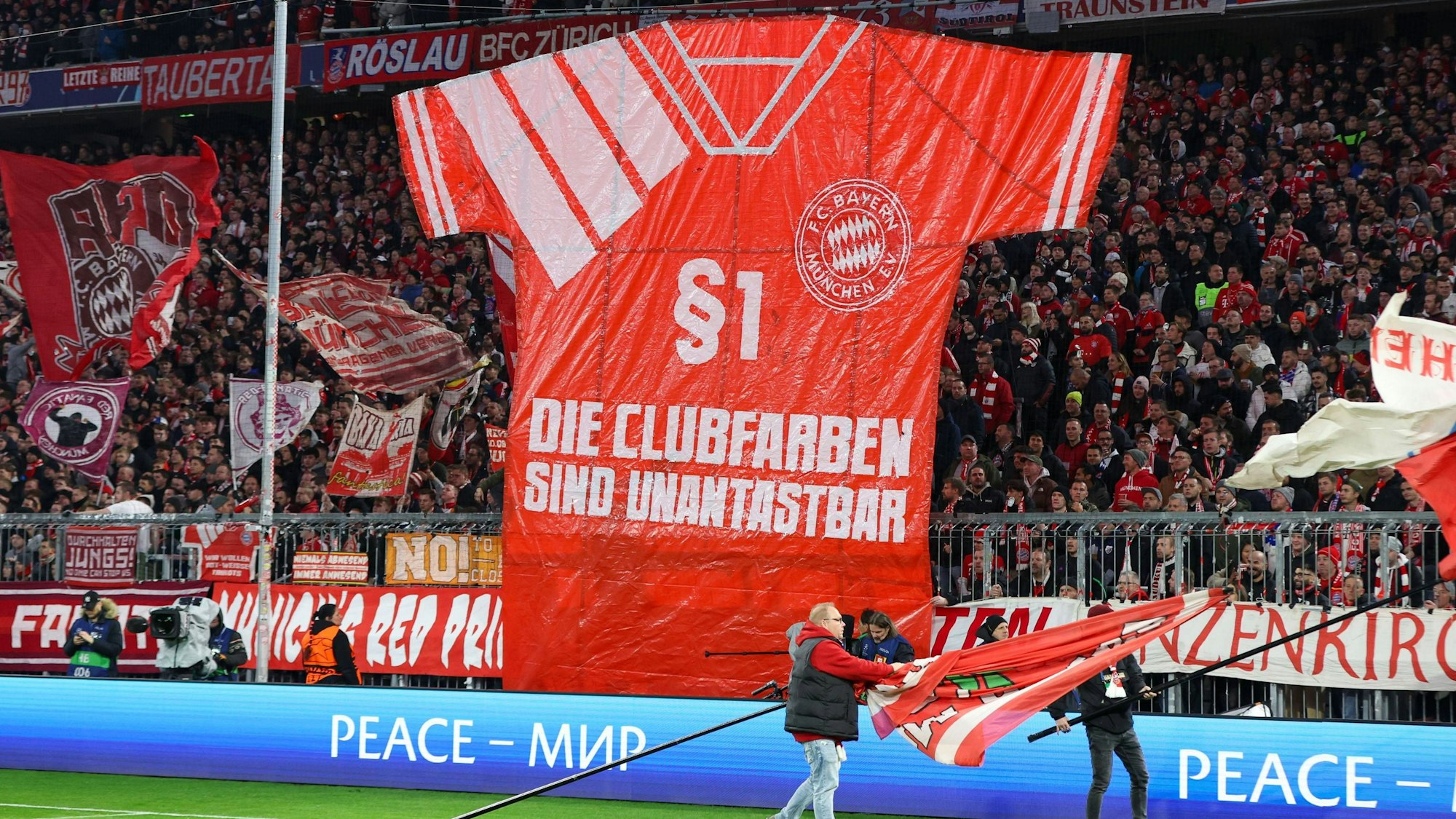Trikot-Protest von den Fans des FC Bayern München. „Die Clubfarben sind unantastbar“ steht auf einem überlebensgroßen, rot-weißen Trikot auf der Südtribüne zu lesen.