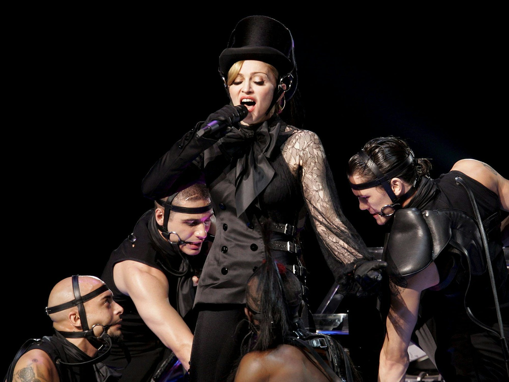 US-Popstar Madonna performt mit ihren Tänzern auf der Bühne während ihrer „Confessions Tour“ (2006).