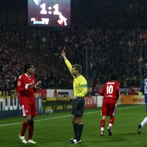 Pedro Geromel sieht im Dezember 2008 beim Spiel in Bochum die rote Karte.