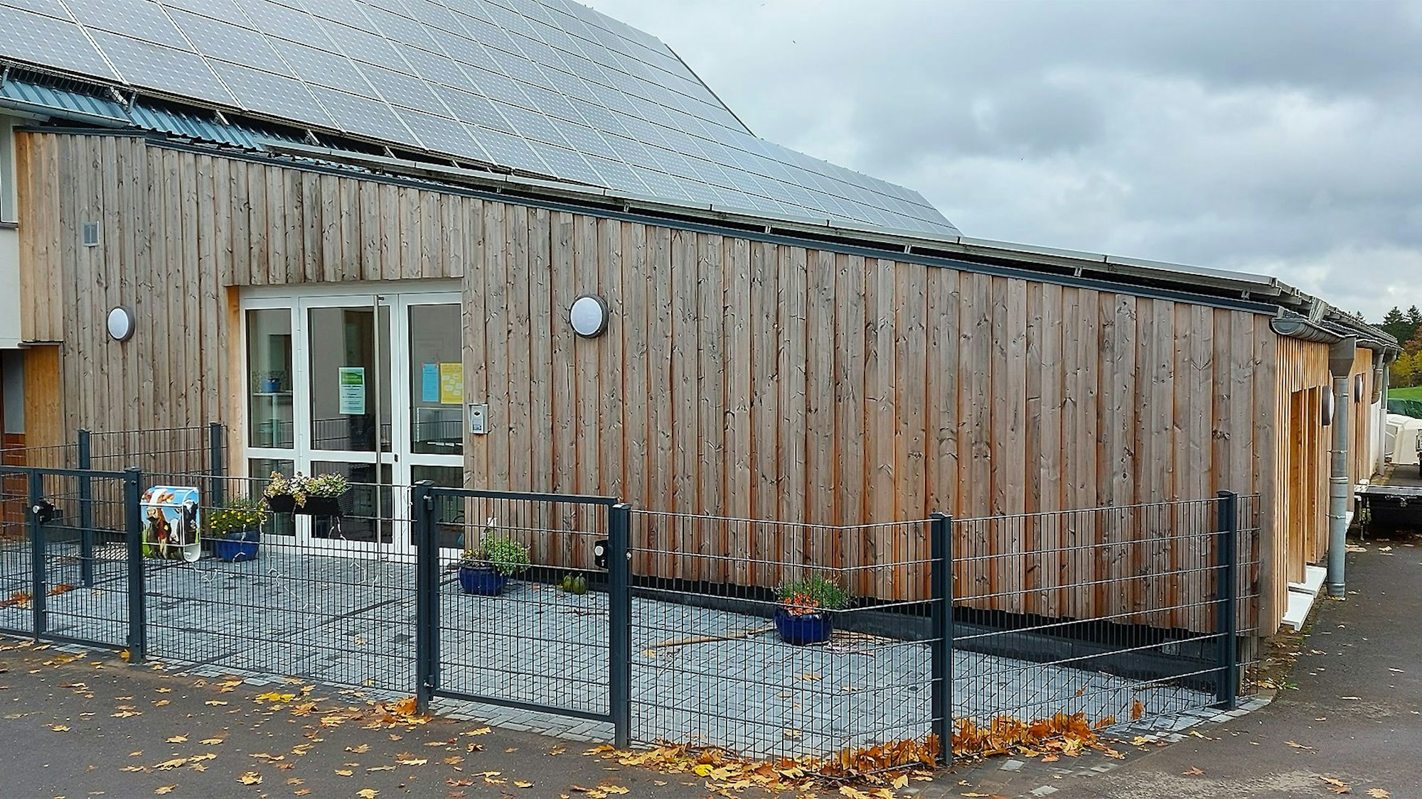 Der Kindergarten im Melkstall wurde mit Brettern verschalt, der Eingangsbereich umzäunt.