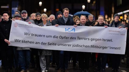 Hunderte Kölnerinnen und Kölner folgten dem Aufruf der Kirchenverbände zum pro-israelischen Solidaritätsmarsch in Köln am Mittwochabend, mit dabei waren unter anderem NRW-Ministerpräsident Hendrik Wüst (CDU, m.) und NRW-Bildungsministerin Dorothee Feller (CDU, 2.v.l.)