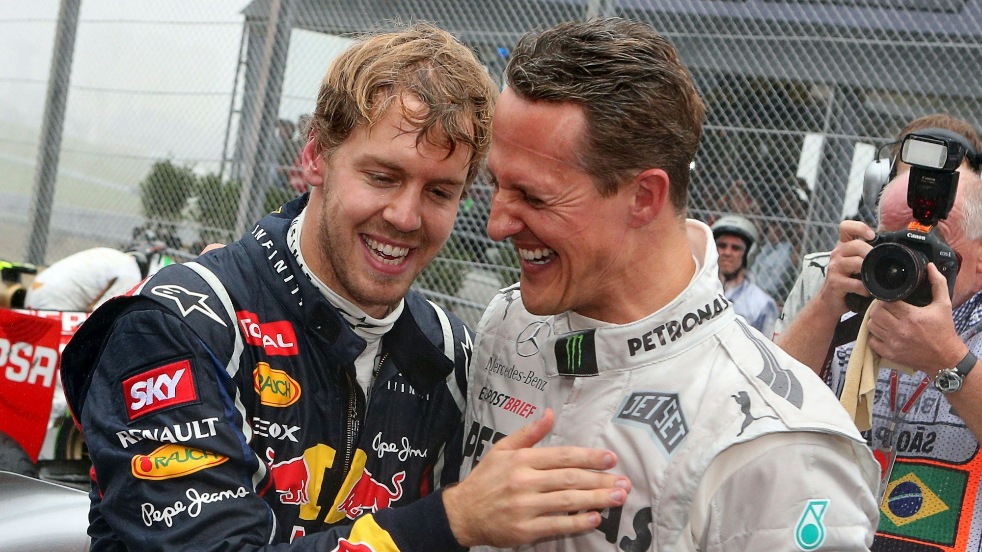 Der deutsche Formel-1-Fahrer Sebastian Vettel (l) feiert mit Michael Schumacher im Autodromo Jose Carlos Pace seinen dritten Weltmeistertitel in Folge.