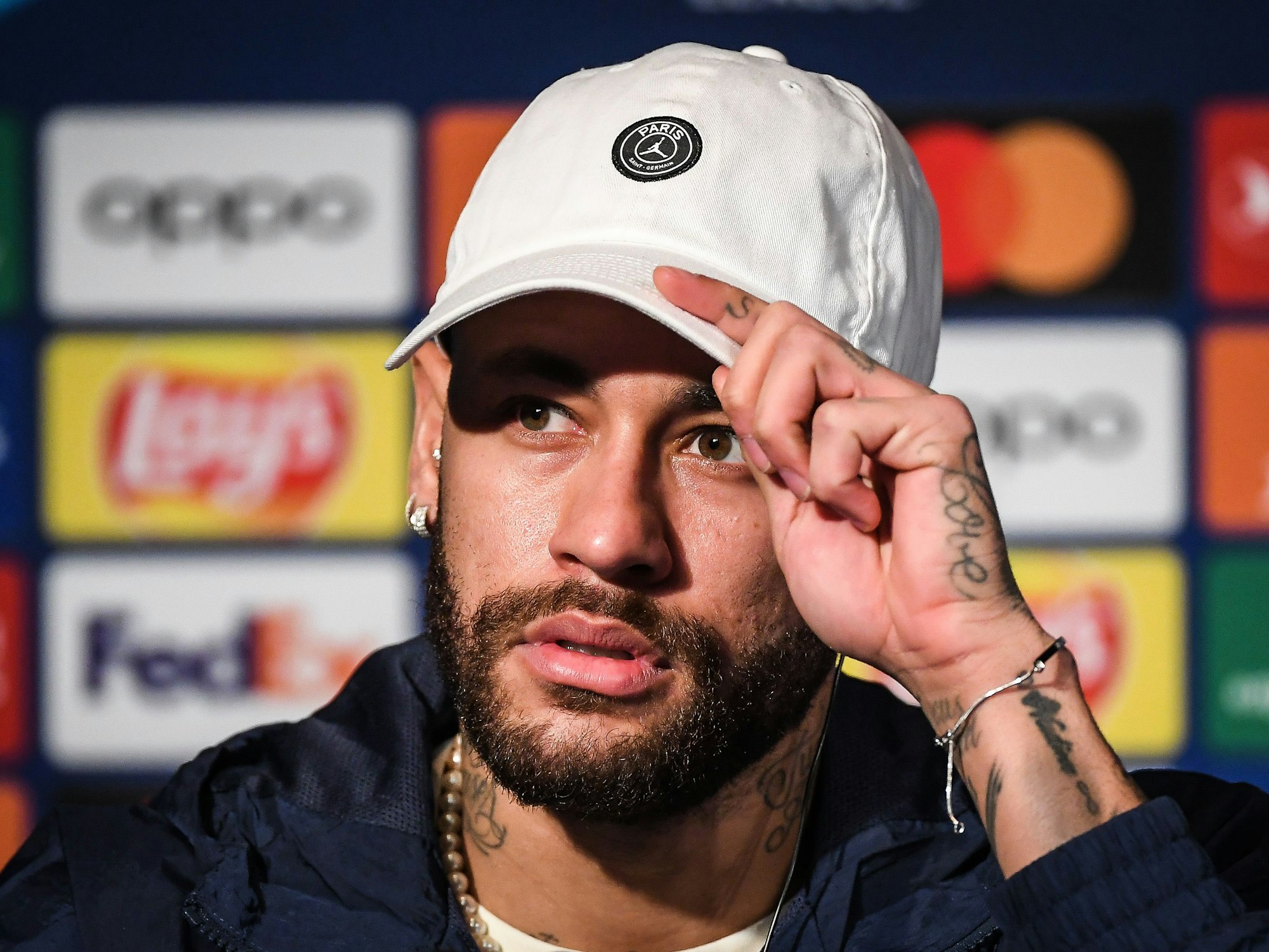 Neymar fasst sich an seine Cap.