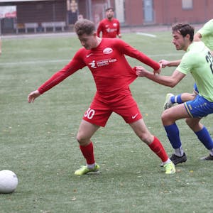 Das Bezirksliga-Spiel zwischen dem TV Hoffnungsthal (rote Trikots) und dem SC West Köln endete in einer Schlägerei.