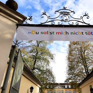 Plakat am Eingagstor zum Schloss Morsbroich/ Museum als Stellungsnahme zur derzeitigen Lage weltweit.