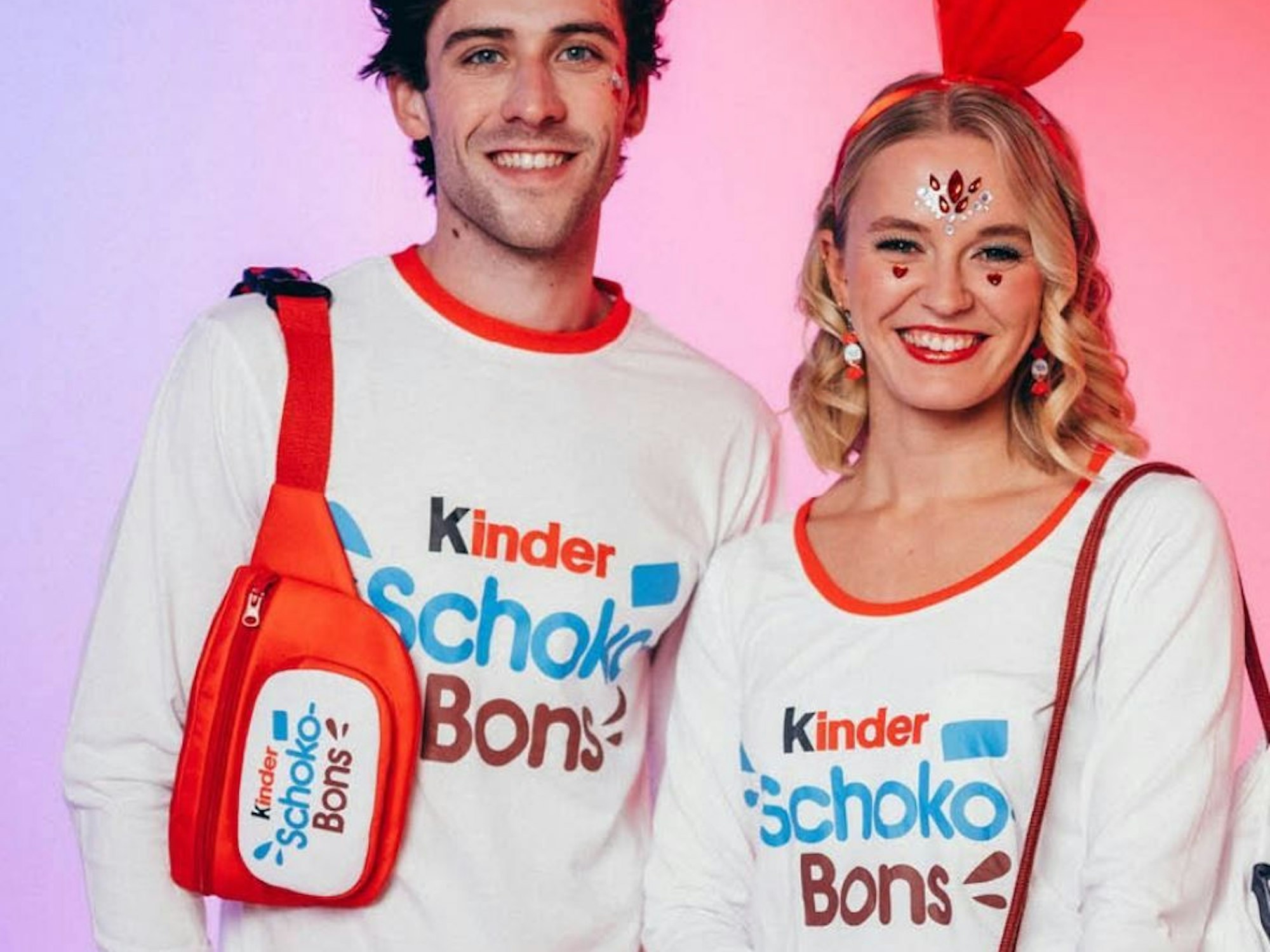 Zwei Karnevalisten im Kinder-Schoko-Bons-Kostüm