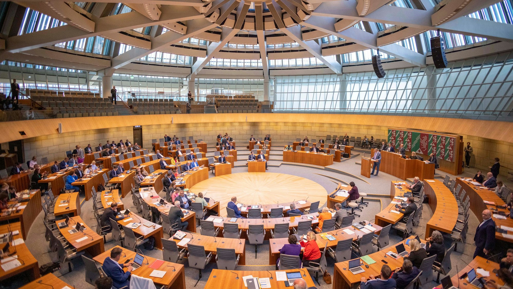 Blick in das Plenum des Landtags Nordrhein-Westfalen in Düsseldorf. Wirtschafts- und Klimaschutzministerin Neubaur (Grüne) hatte zuvor im Landtag die neue Leitentscheidung als einen «historischen Punkt» bezeichnet. +++ dpa-Bildfunk +++