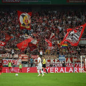 Bayern-Fans in der Südkurve des Rhein-Energie-Stadions.