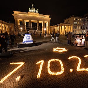 Bei einer Gedenkveranstaltung der Deutsch-Israelischen Gesellschaft für die Opfer des Hamas-Angriffs auf Israel am 7. Oktober leuchten Kerzen in Form eines David-Sterns und des Datums des Angriffs der Hamas-Terroristen in Israel.