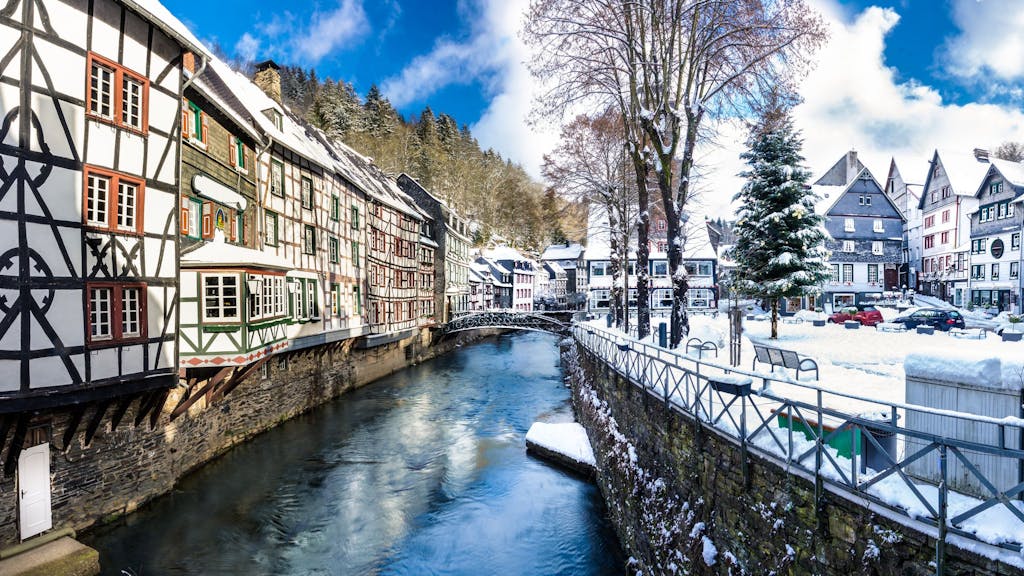 Blick auf die Fachwerkhäuser der Stadt Monschau im Winter.