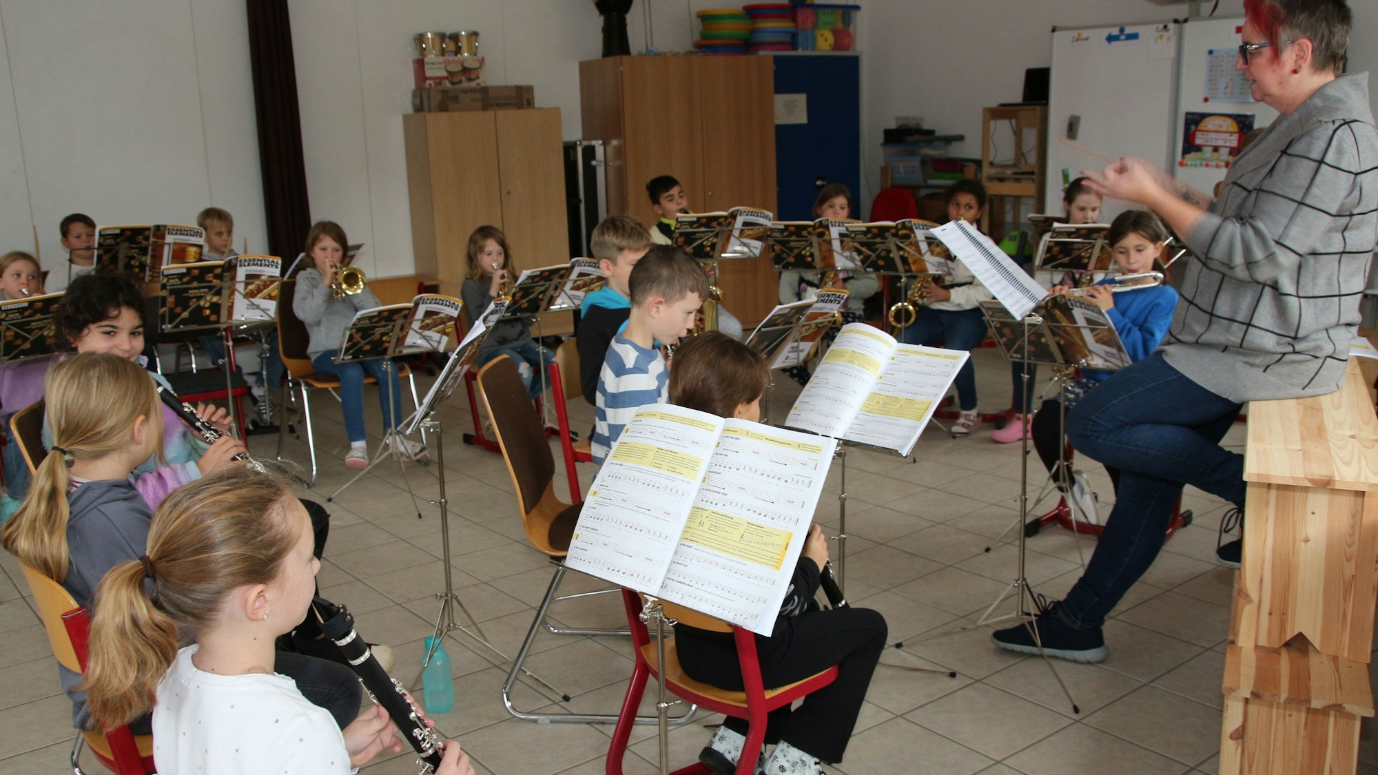 Die Bläserklasse in Lindlar beim Unterricht, hier leitet Petra Bruch das Ensemble.