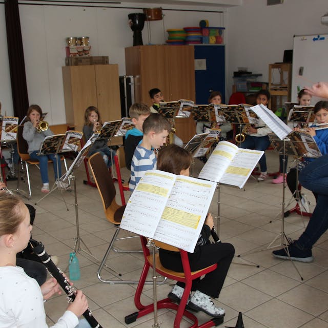 Die Bläserklasse in Lindlar beim Unterricht, hier leitet Petra Bruch das Ensemble.