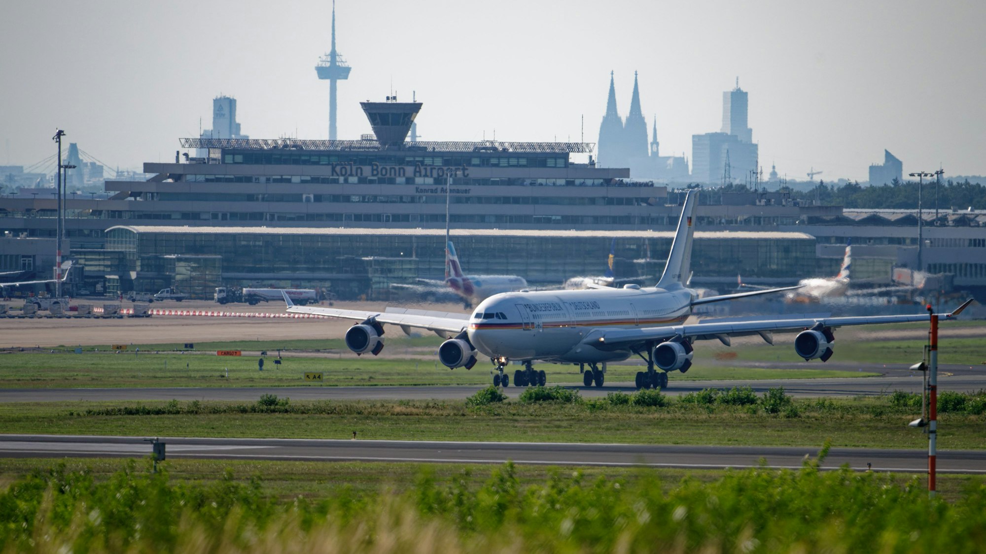Weißer Regierungsflieger auf dem Rollfeld vor dem Gebäude des Flughafens Köln/Bonn.