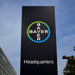 Ein Schild des Chemie-Riesen Bayer bei der Zentrale in Leverkusen. Der Konzern hat angekündigt, Hierarchieebenen streichen zu wollen. (Symbolbild)