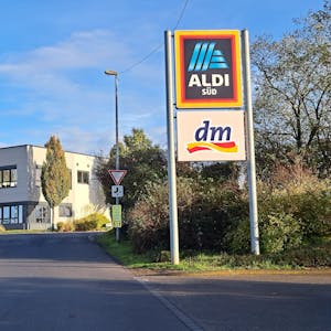 In einem Gewerbegebiet in Niederkassel-Mondorf weist eine Werbetafel auf die Filiale des Discounters Aldi hin.