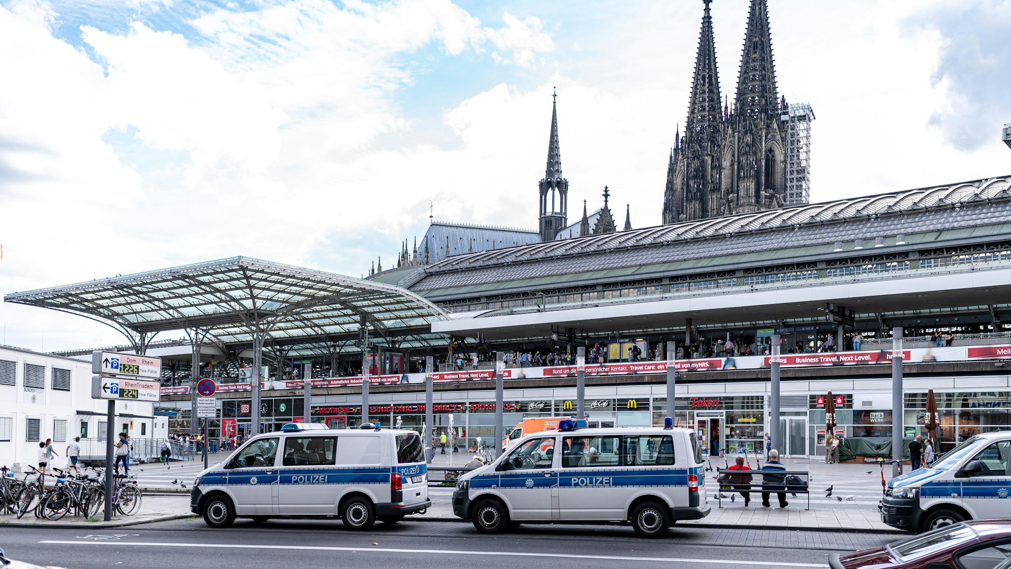 Autos der Polizei stehen in Reihe vor dem Kölner Hauptbahnhof.
