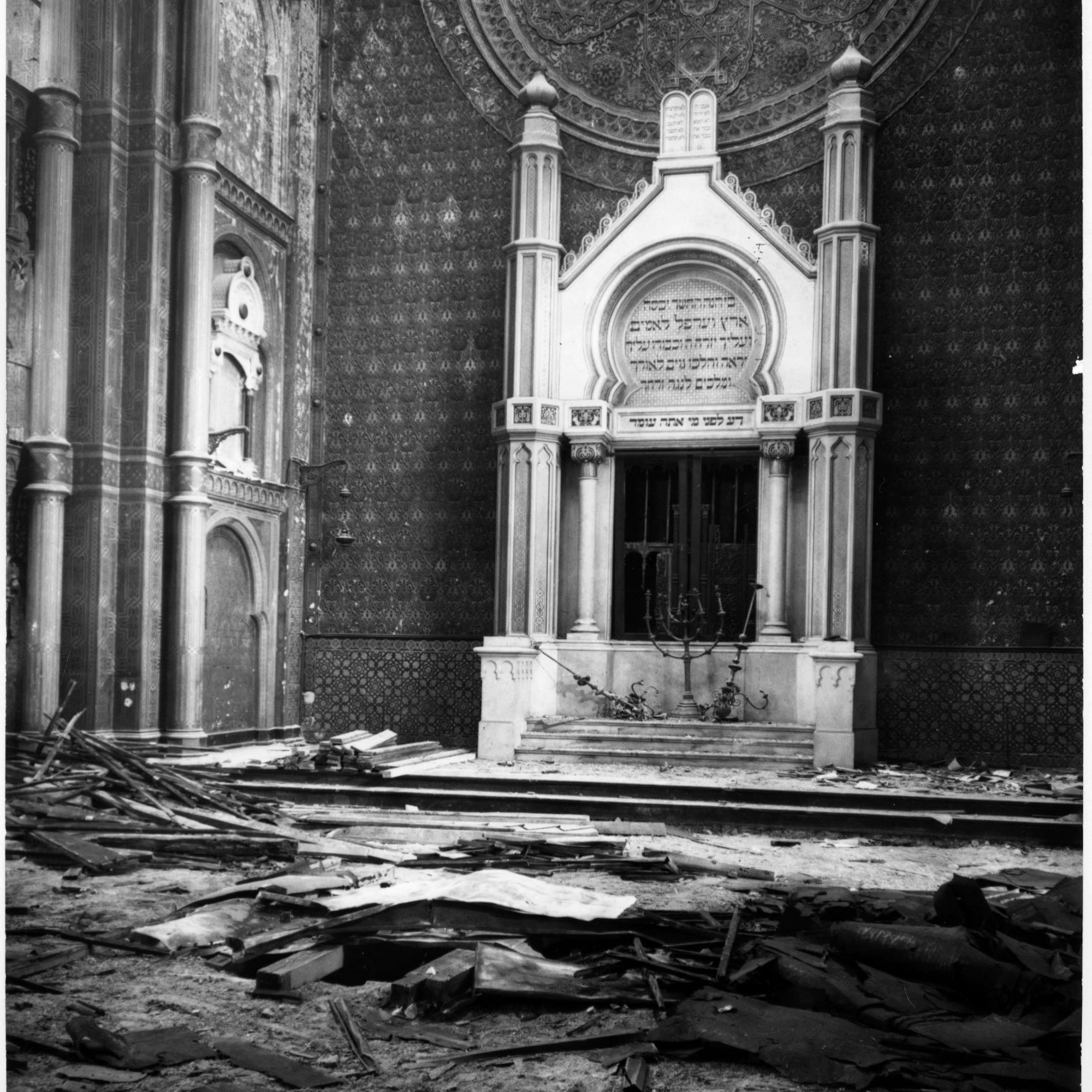 Ein schwarz weiß Bild zeigt den Innenraum der Synagoge mit dem Toraschrein.