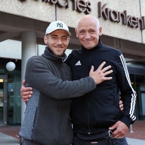 Vater Stefan Rick (54) und Sohn
Enrico (28) Rick vor dem Evangelischen Krankenhaus in Köln Kalk.&nbsp;

