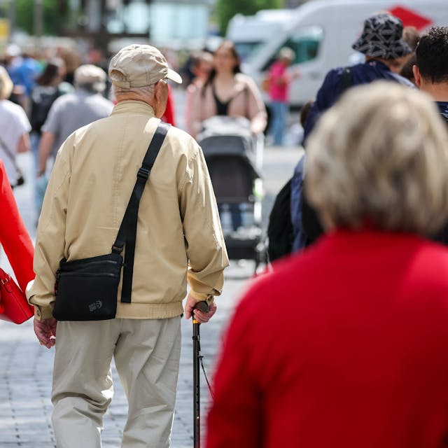ARCHIV - 27.06.2023, Sachsen, Leipzig: Senioren gehen zum Einkaufen durch die Leipziger Innenstadt. (zu dpa: "Finanzentwicklung der Rentenversicherung und Prognose zu Rentenentwicklung") Foto: Jan Woitas/dpa +++ dpa-Bildfunk +++