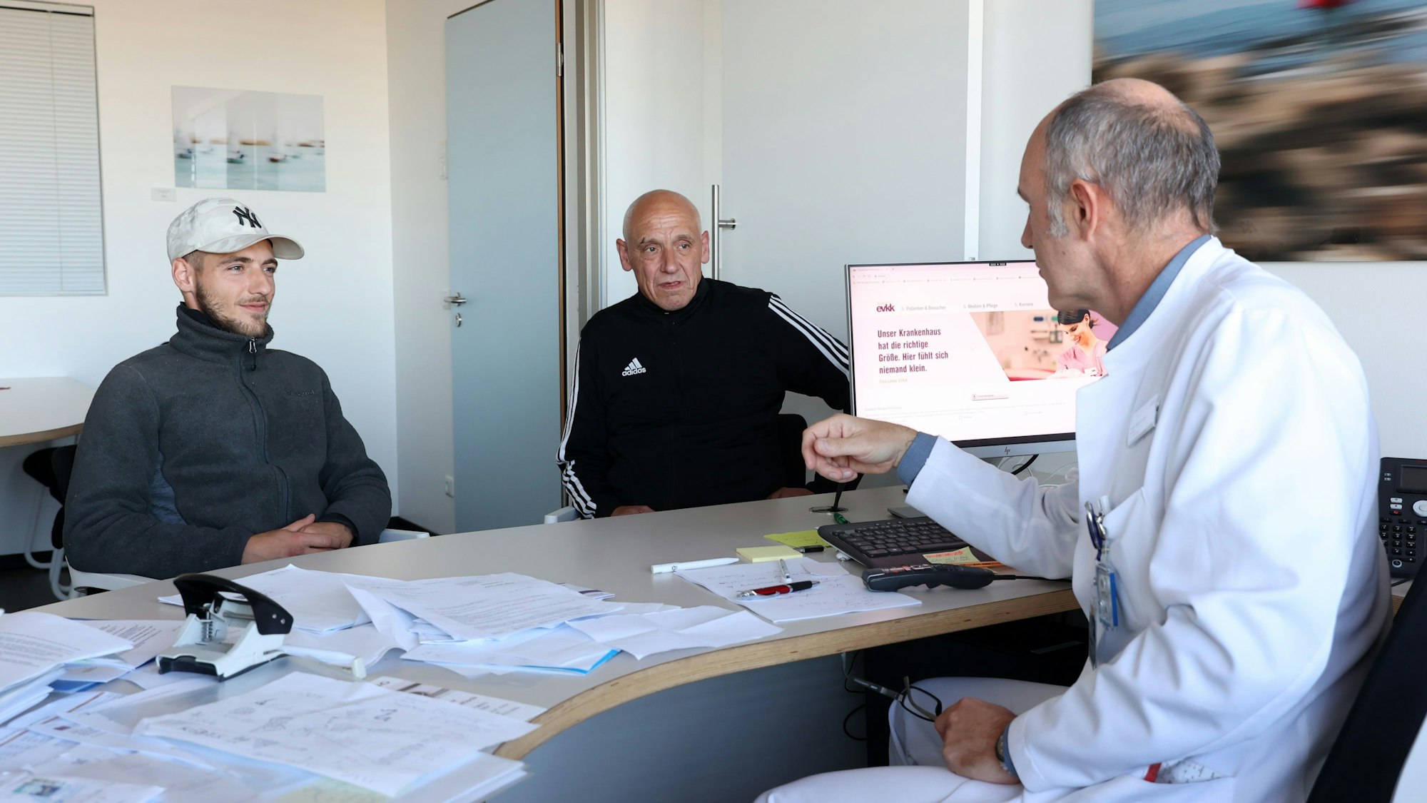 Enrico Rick und Vater Stefan Rick im Evengelischen Krankenhaus Köln Kalk im Gespräch mit Kardiologe Dr. Frank Eberhardt.