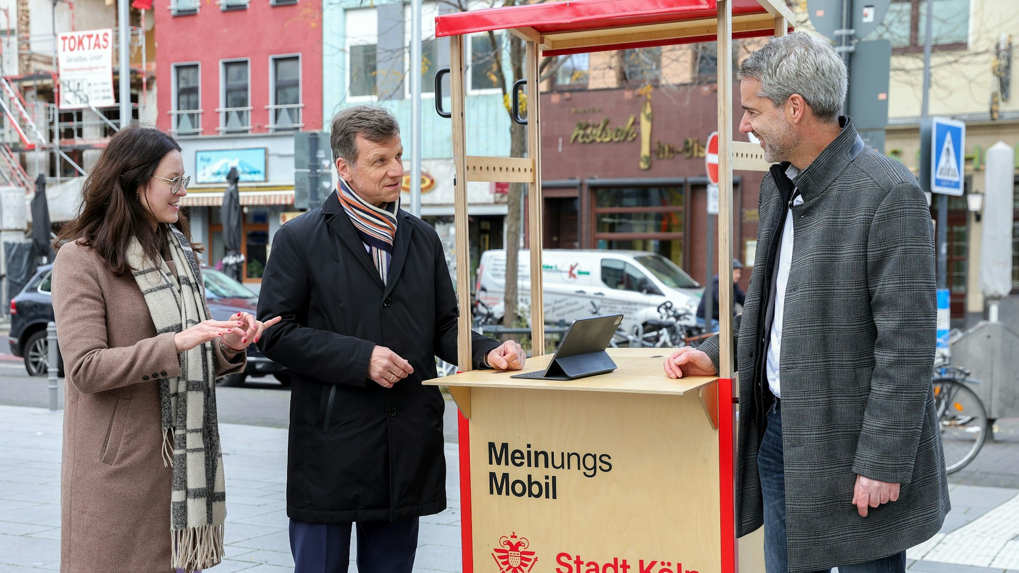 Katharina Pitko, Ascan Egerer und Christian Dörkes am „Meinungsmobil“ auf der Venloer Straße