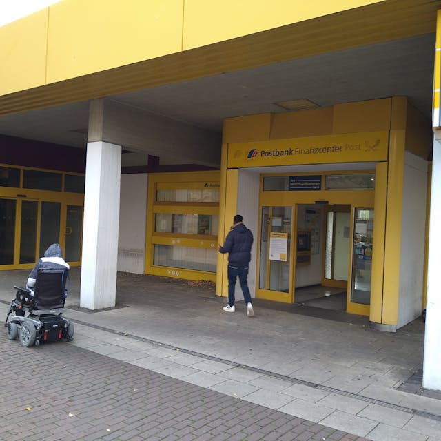 Der Eingang zur Postbank in Köln-Chorweiler